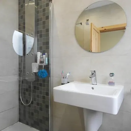 Oak Terrace Apartment