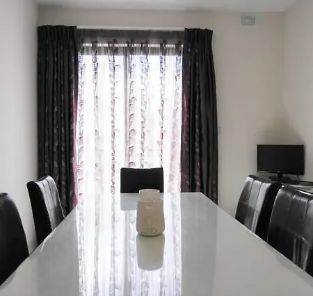 Oak Terrace Apartment